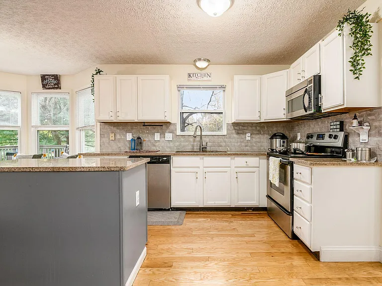 8911 Garrett St — Photo 15