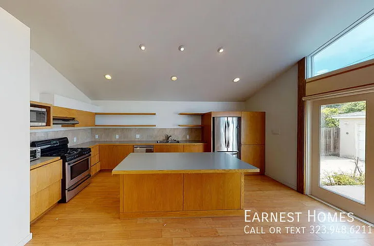 2577 S Bundy Dr — Photo 6