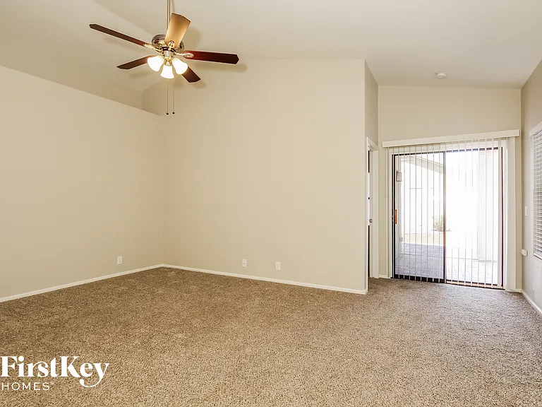 8764 W Laurel Ln — Photo 3