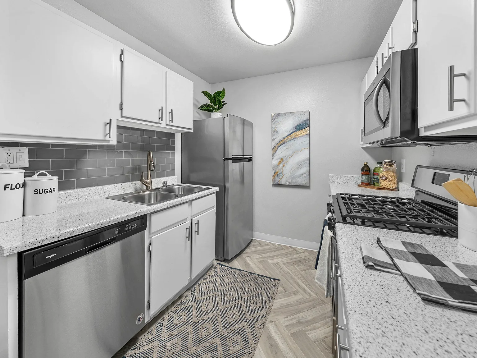 District 5800 Apartment Homes — Photo 2