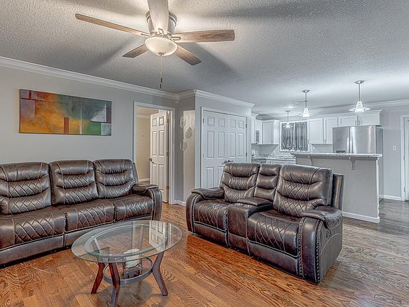 5th image of 2204 Sycamore Dr