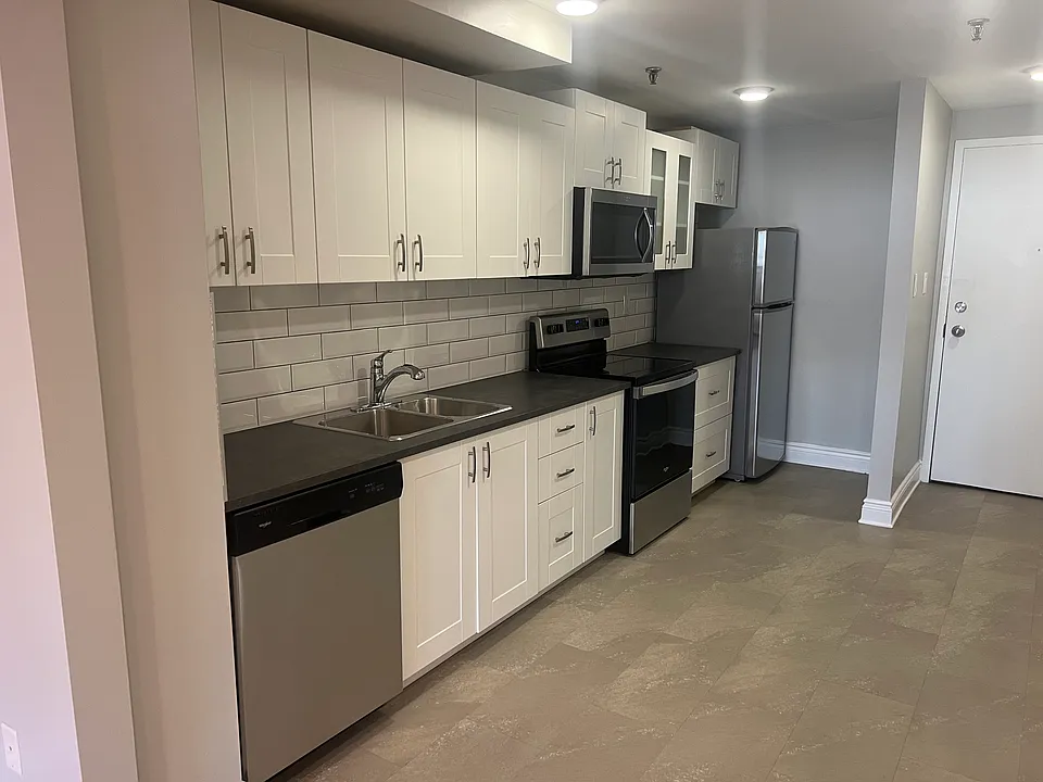 1475 Queen St W