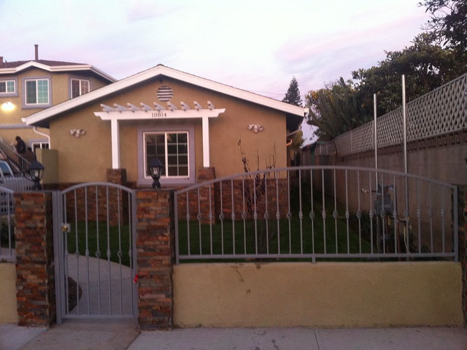 10814 Yukon Ave Front of Unit