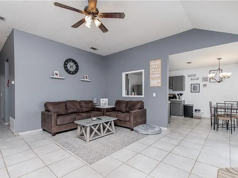 1410 Windsor Cir — Photo 4