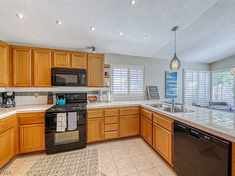 8421 Honeywood Cir — Photo 4