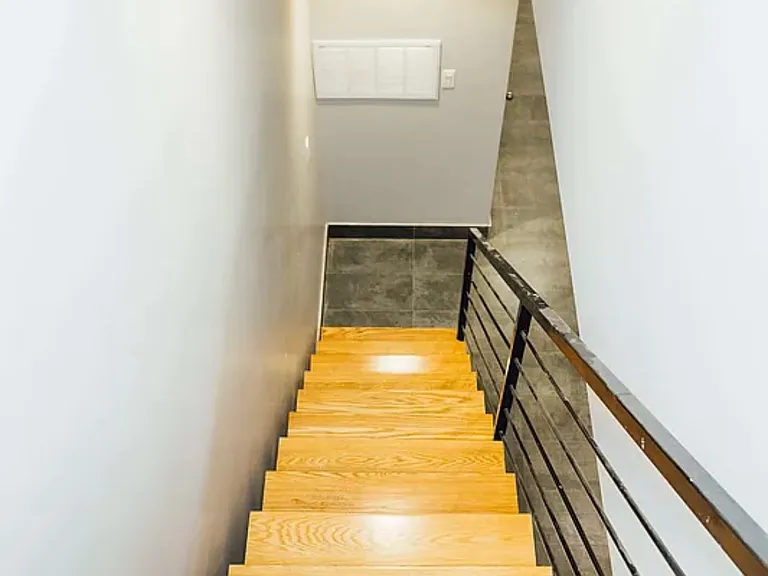 323 Melrose St #1L — Photo 8
