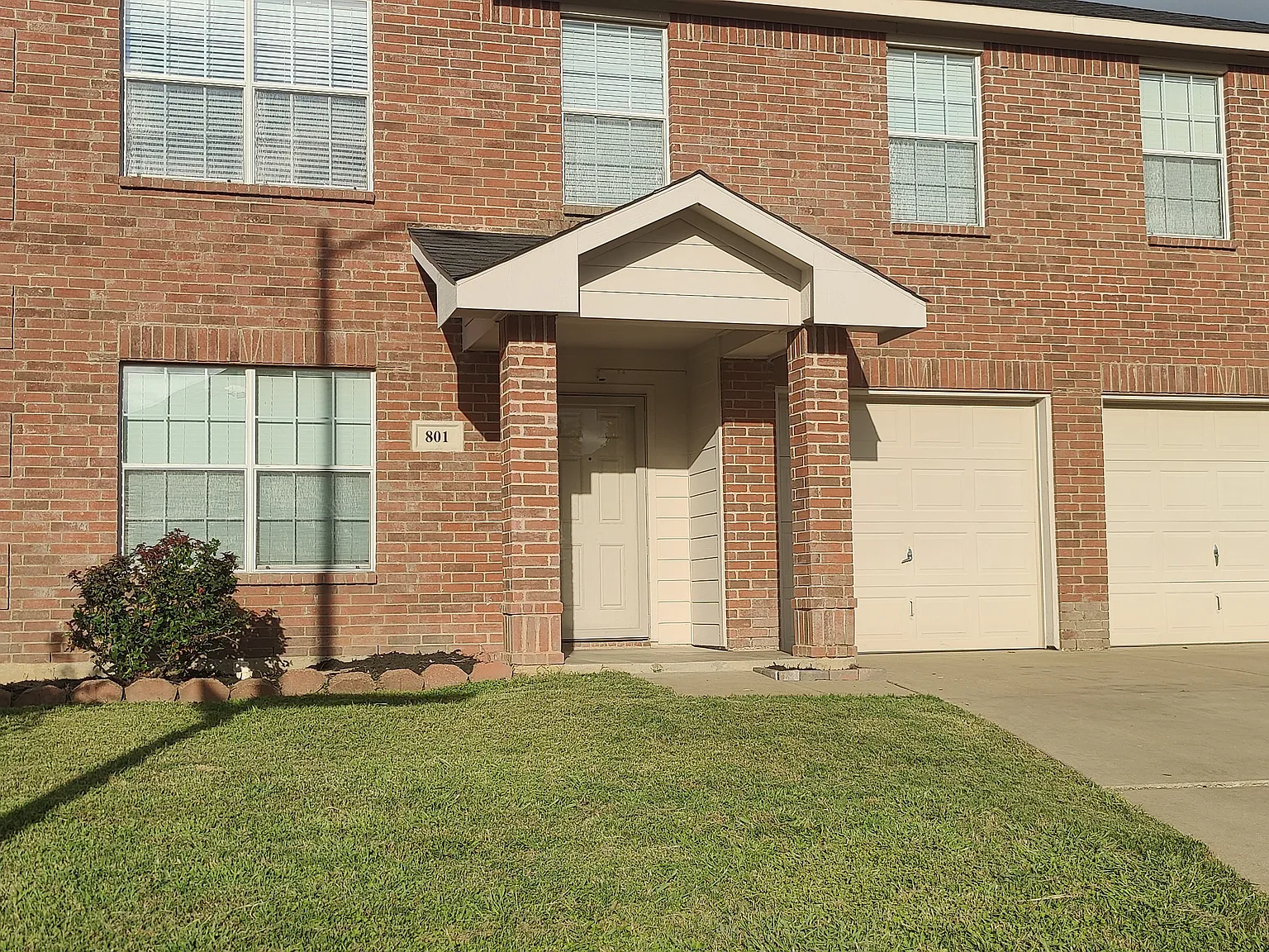 4 bed, 2.5 bath, 2870 sqft, $2,900 — Photo 1