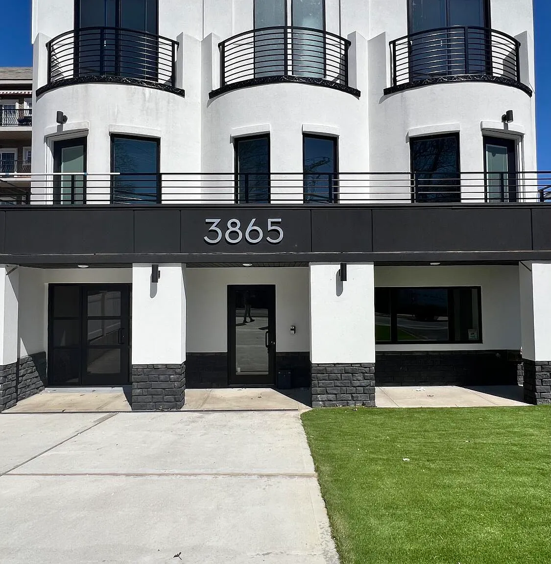 2 bed, 2.0 bath, 21497 sqft, $3,000 — Photo 2