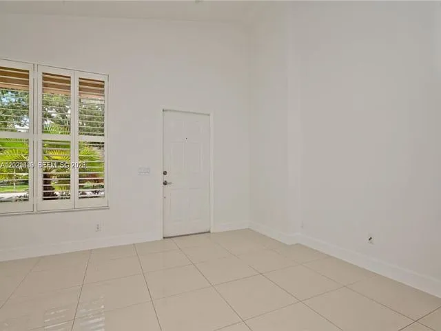 889 Sand Creek Cir — Photo 5