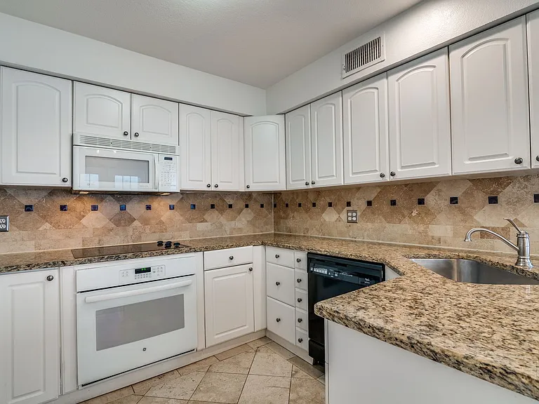 17018 Planters Row — Photo 9