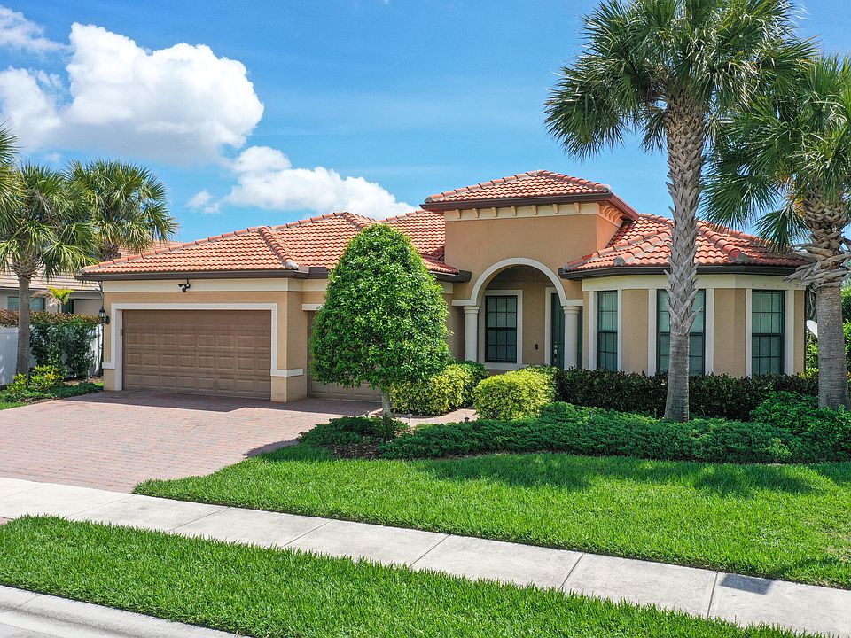 1st image of 301 SE Huntington Circle