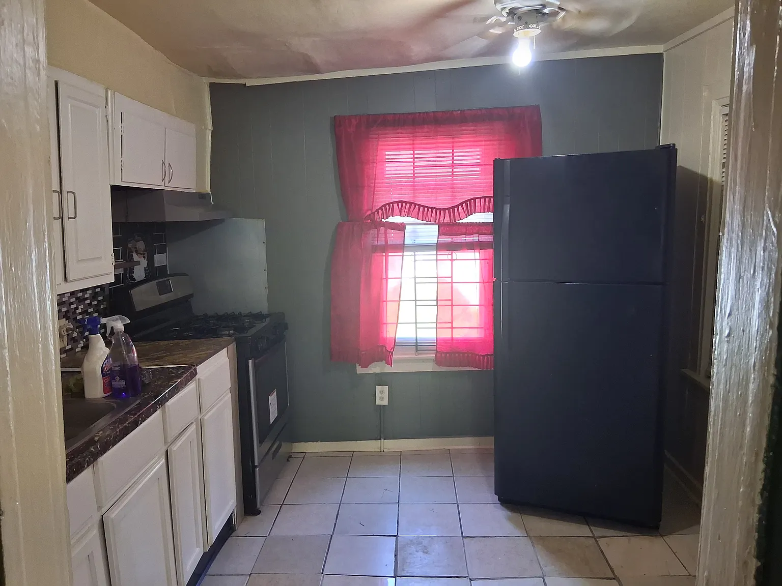 3 bed, 1050 sqft, $1,650 — Photo 2