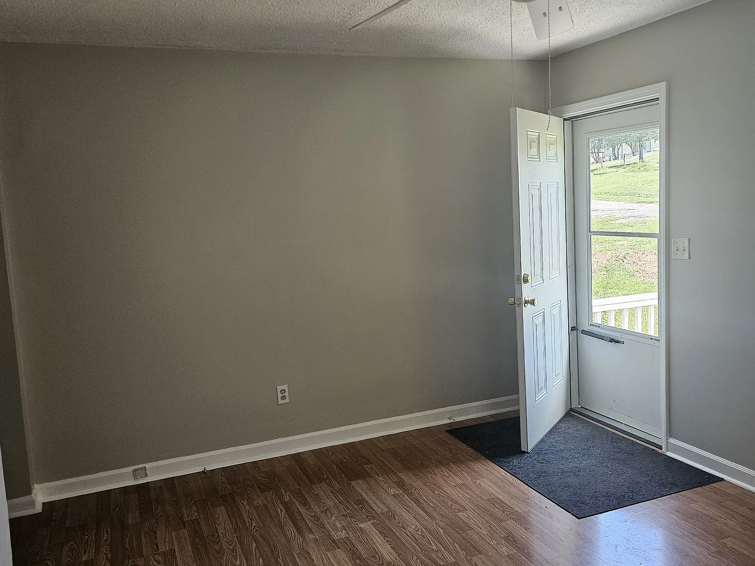3 bed, 960 sqft, $1,400 — Photo 2