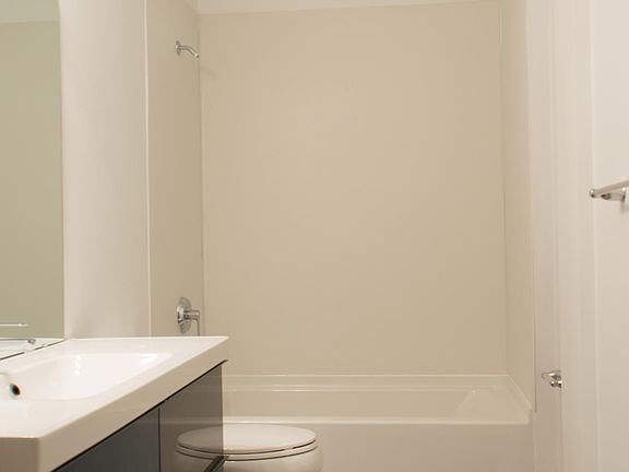 2nd image of 423 Greenup St #204