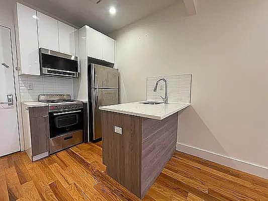 2nd image of 217 E 115th St #3B