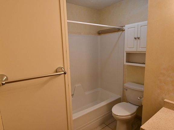 Full bath off of the hallway