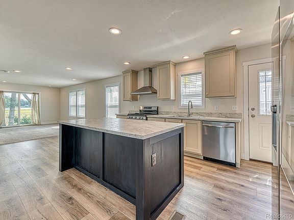 4th image of 9103 N Union St #143