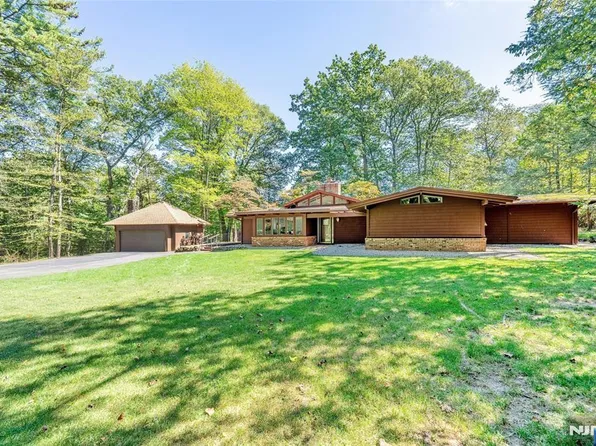 5 Carnot Ave, Woodcliff Lake, NJ 07677