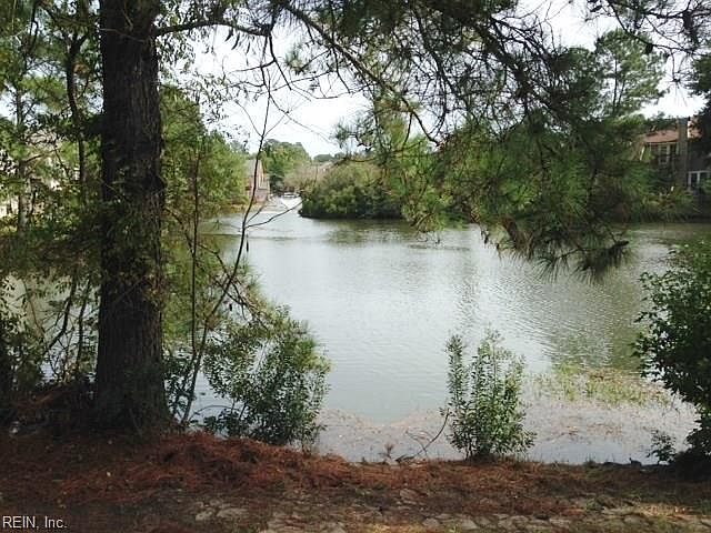 1st image of 819 S Lake Cir
