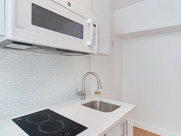 3rd image of 224 W 13th St #1FF