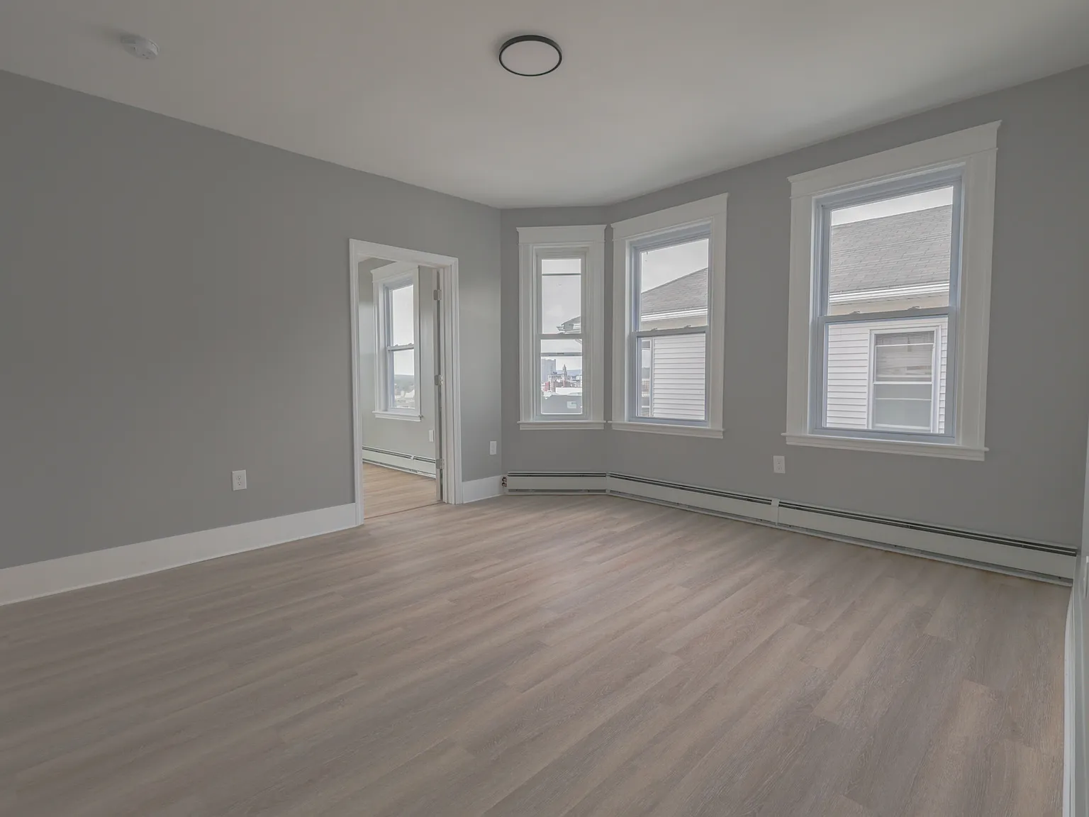 3 bed, 1300 sqft, $2,600 — Photo 2