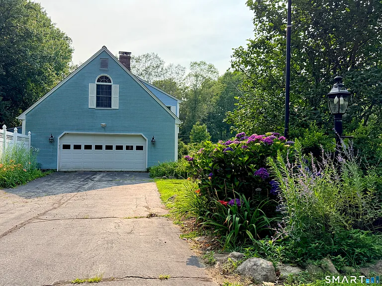 22 Hyde Park Dr — Photo 3