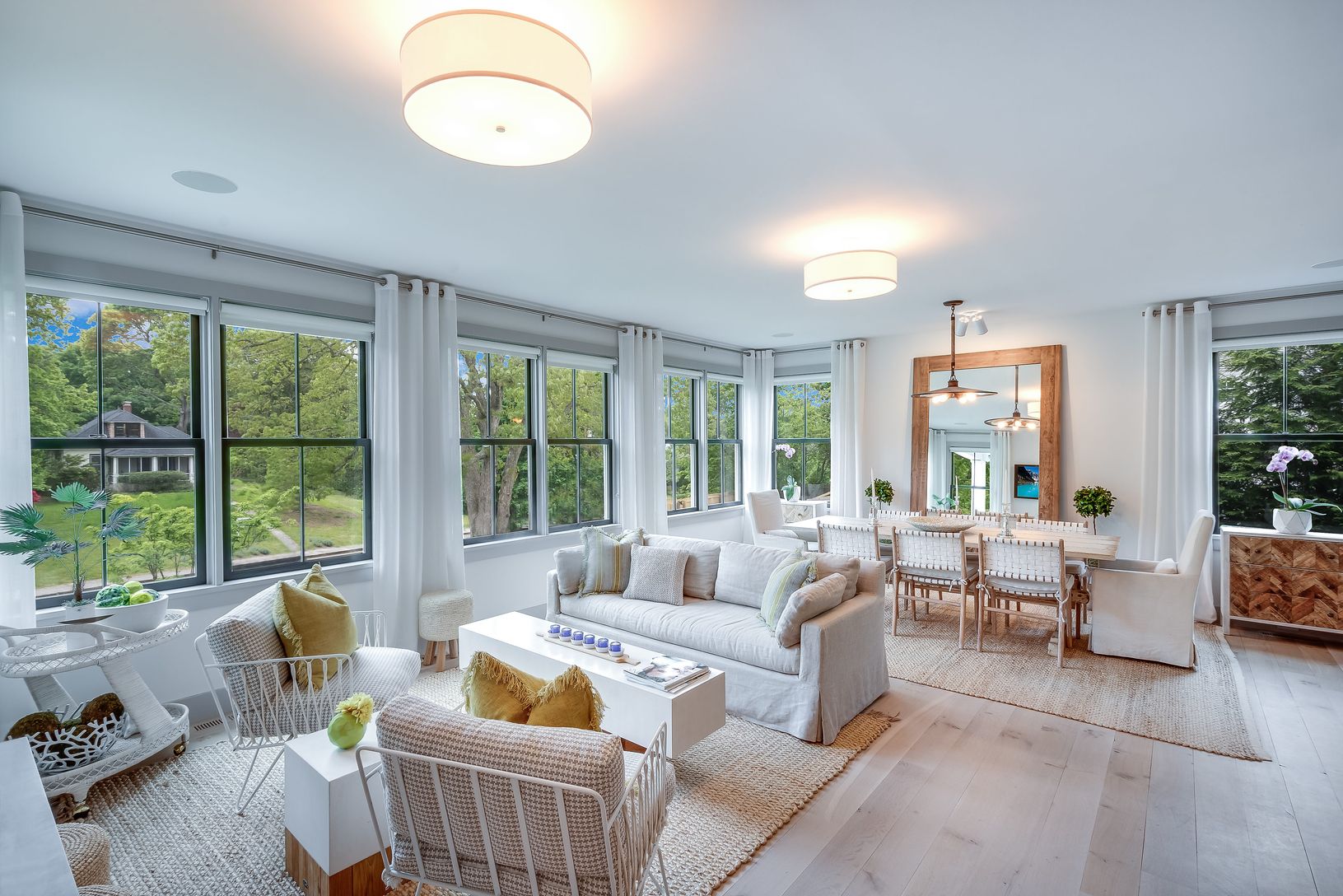  Sunny and bright great room and dining