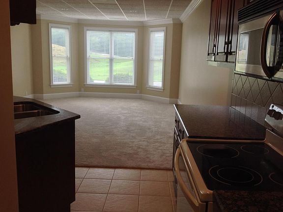 5th image of 333 Buffalo Dr W