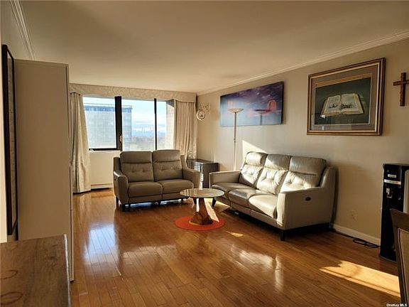 3rd image of 2 Bay Club Dr Floor 19