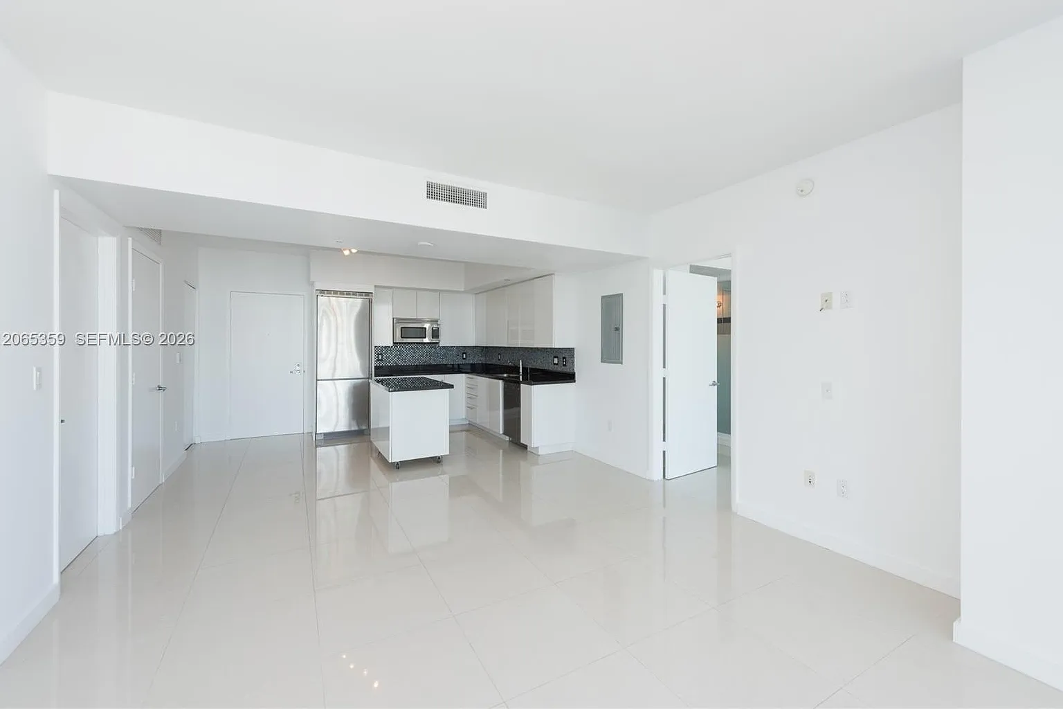 2 bed, 850 sqft, $3,998 — Photo 4