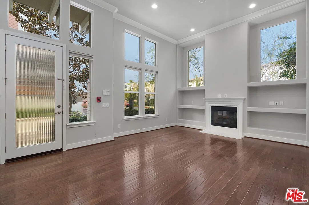 3 bed, 3.0 bath, 2140 sqft, $8,800 — Photo 1