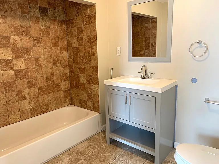 202 Saratoga St #2 — Photo 6