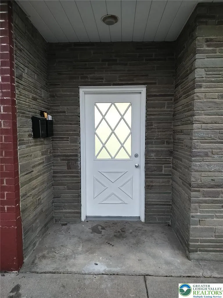 3 bed, 1.0 bath, 3500 sqft, $1,350 — Photo 3