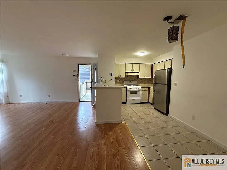 404 Carhart Ct — Photo 9