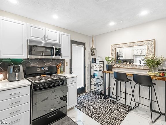 4th image of 6711 Farnsworth Dr