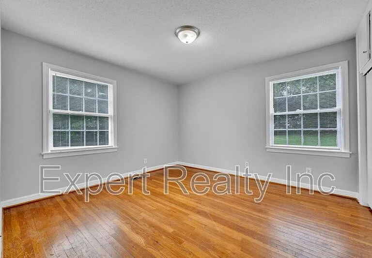 920 Parkway Dr — Photo 19