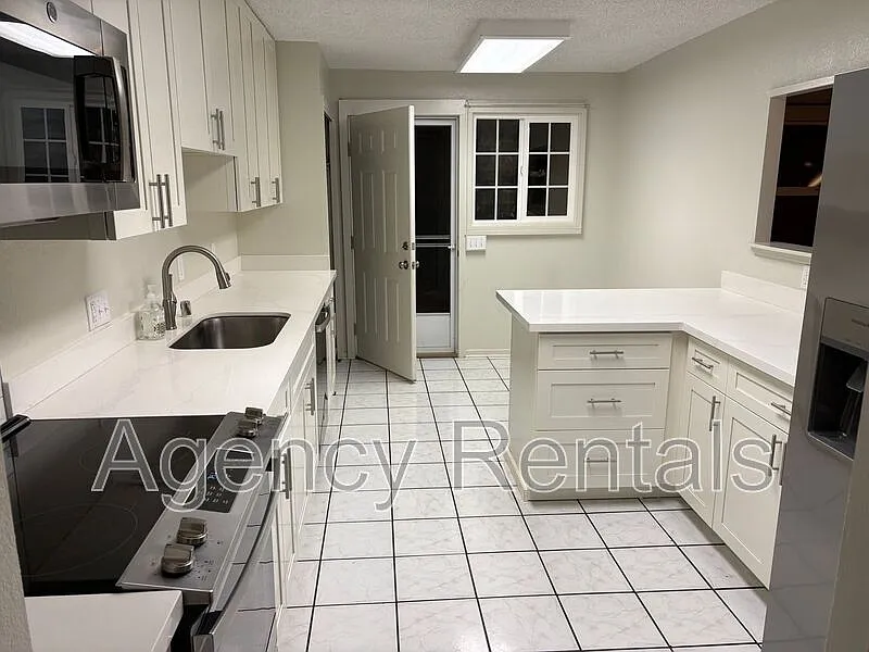 3 bed, 2.0 bath, 1248 sqft, $4,250 — Photo 3