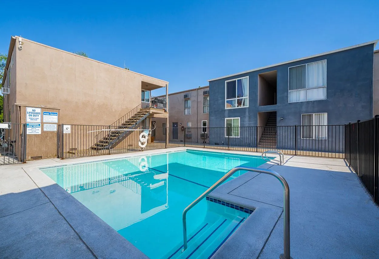 Chateau 16860 Chatsworth Apartments, LLC — Photo 2