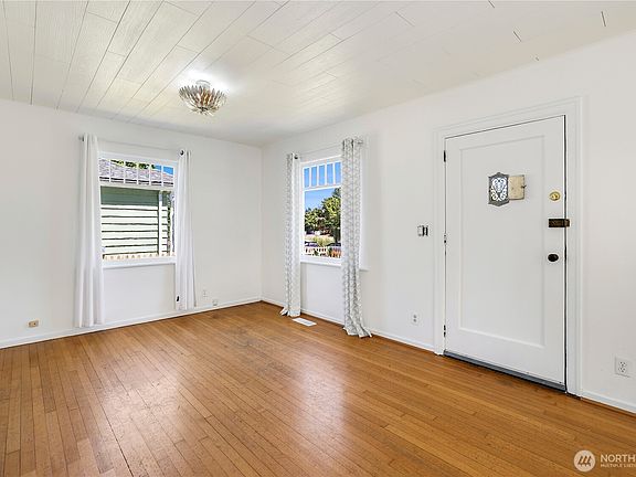 4th image of 221 Thomas Street N