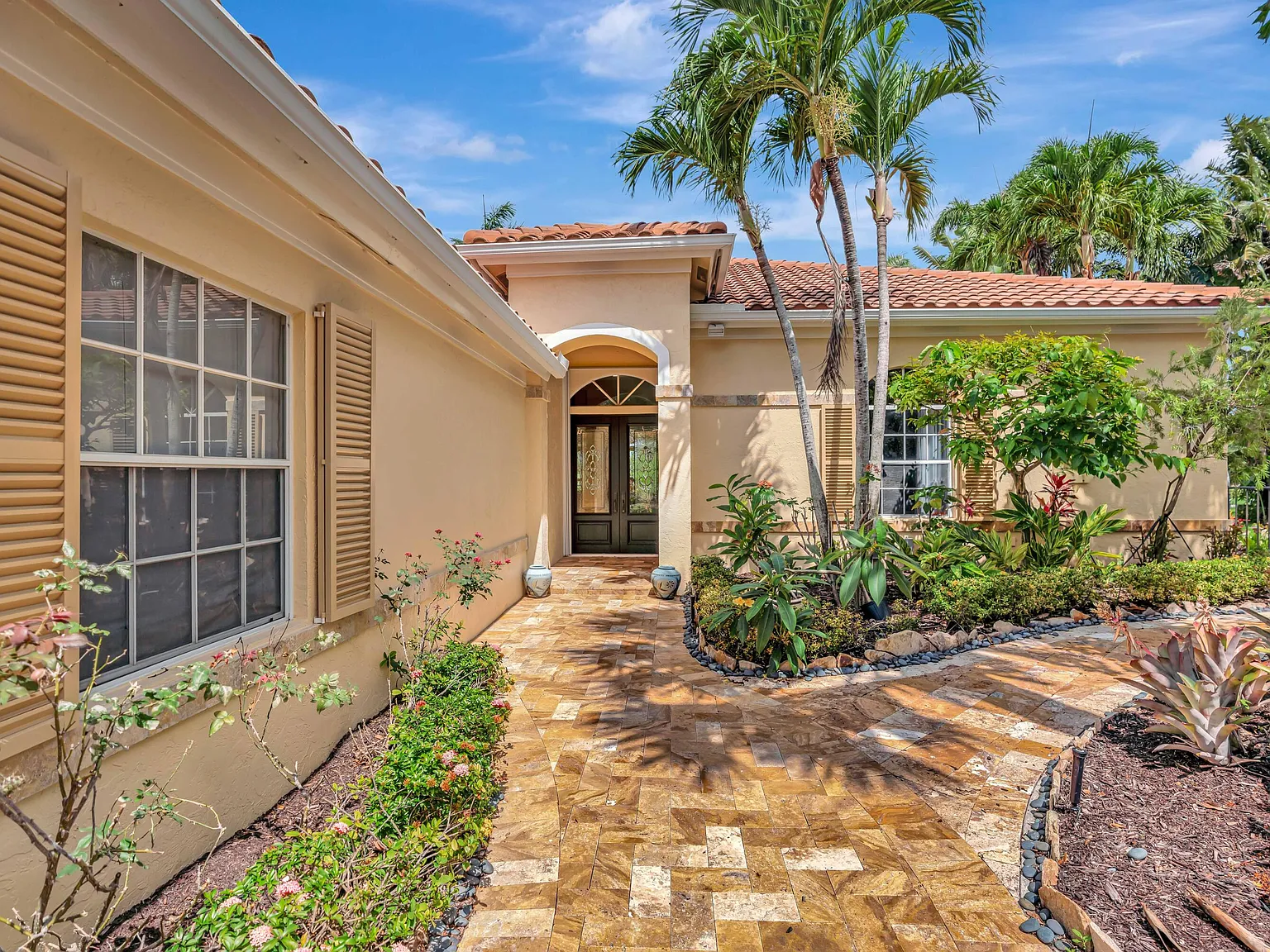 5 bed, 5.5 bath, 3500 sqft, $25,000 — Photo 2