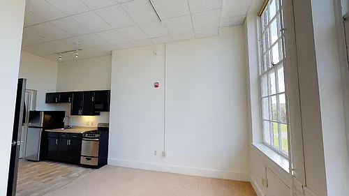 75 Bank St Photo 1