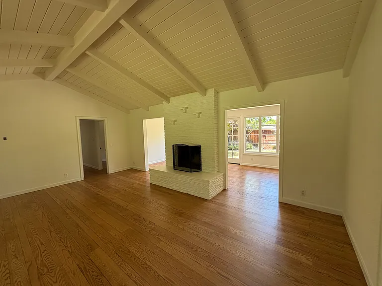 421 W Oakwood Blvd — Photo 3