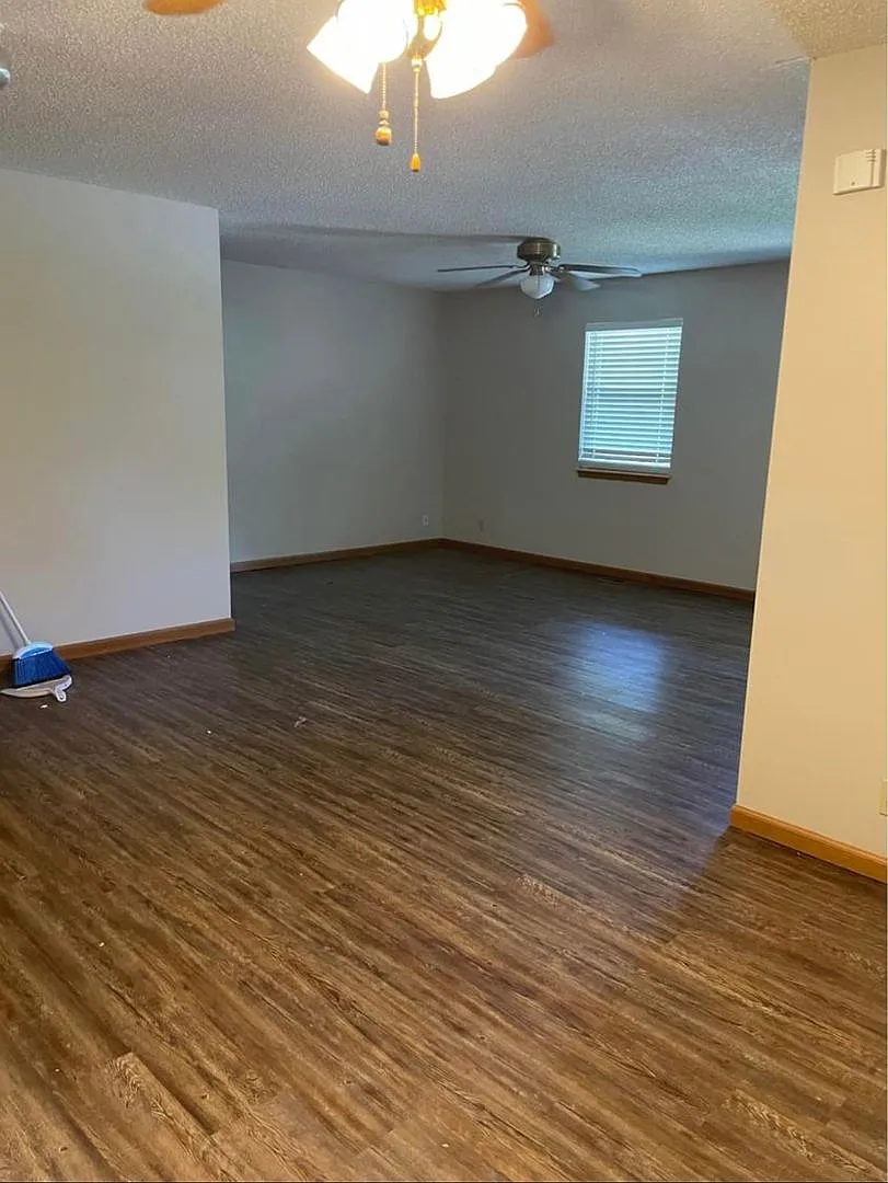 3 Bedroom 2 Bath Home In Joplin-$1200 Rent-$1200 Deposit — Photo 3