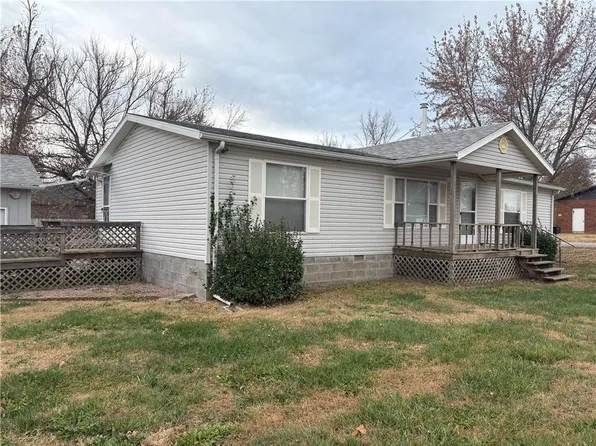 103 S Osborne St, Iola, KS 66749
