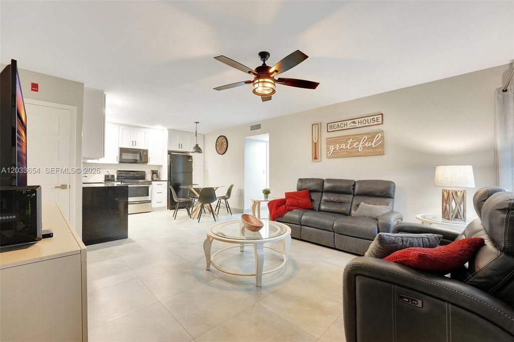 221 SE 9th Ave #102, photo 4
