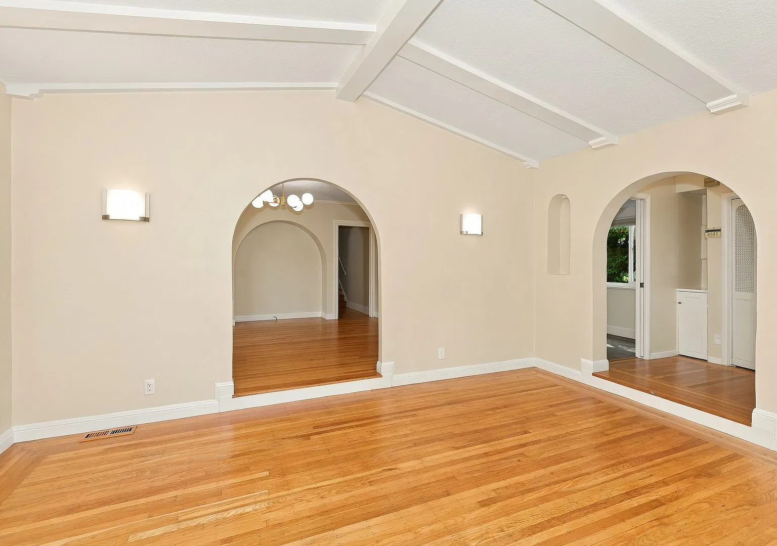3 Bedroom Home Available In Richmond View! — Photo 4