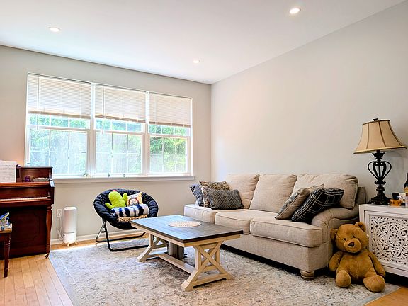 4th image of 36 Scarlet Oak Dr
