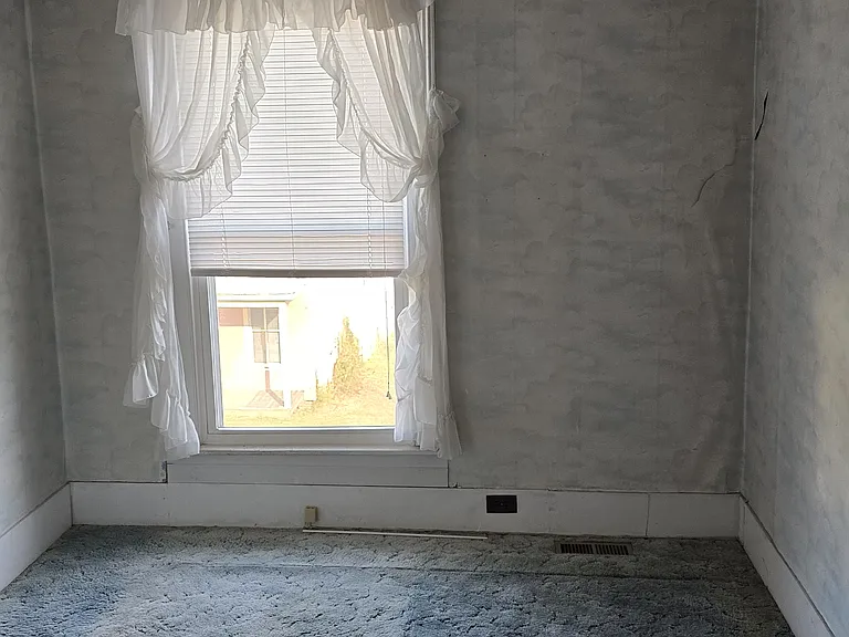 213 Roxbury St — Photo 8