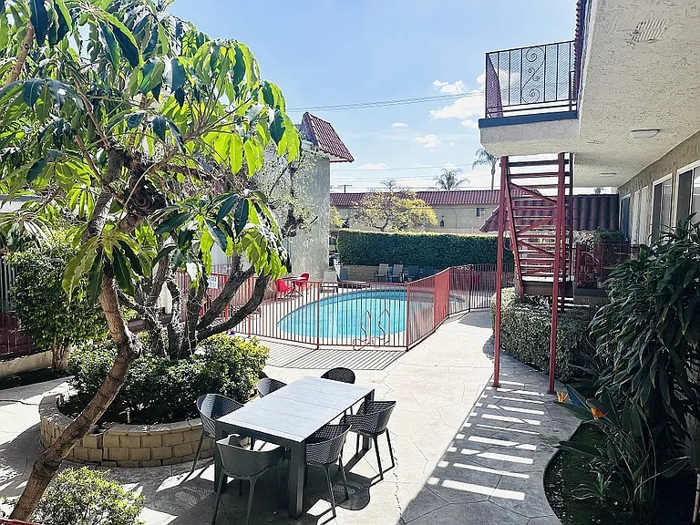 Lido Apartments - 10535 Rose Ave — Photo 34