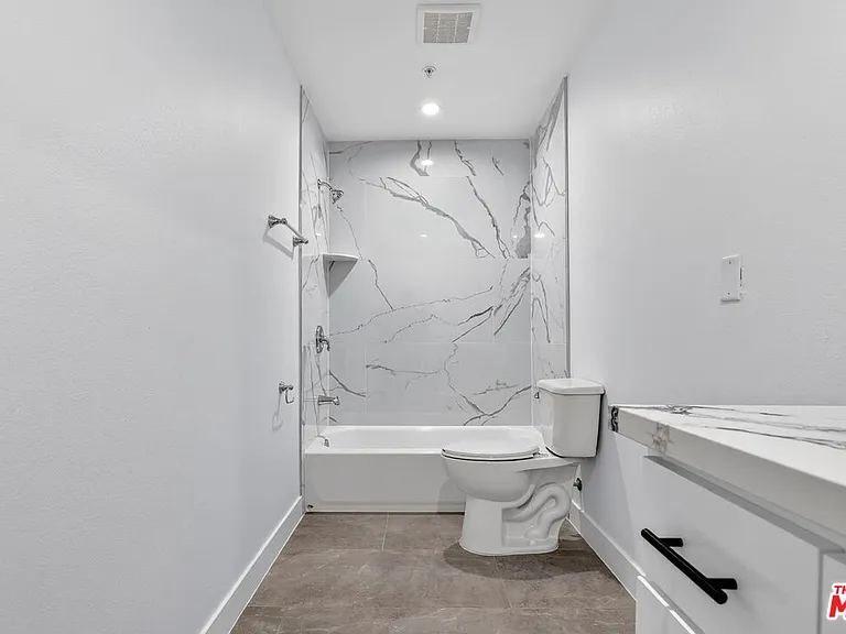 11444 Oxnard St #1/2 — Photo 37